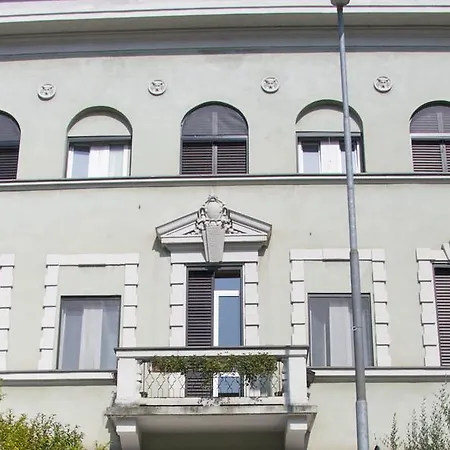 900 Hotel *